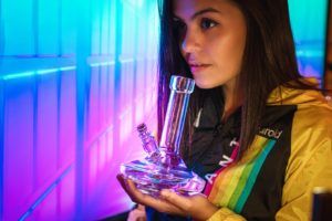 Read more about the article What’s the Difference Between a Dab Rig and a Bong?